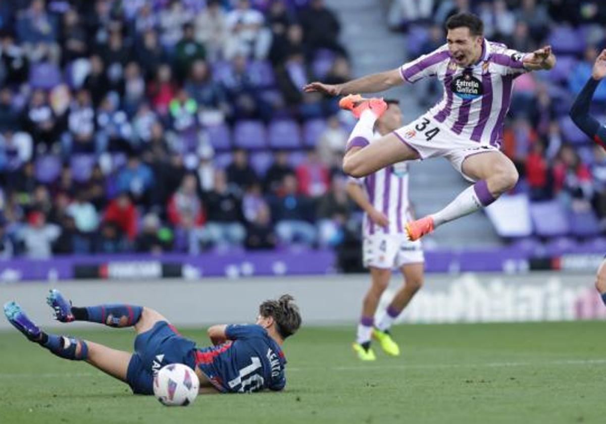 César Tárrega salta tras recibir la entrada de Kento durante el Real Valladolid-Huesca del pasado domingo