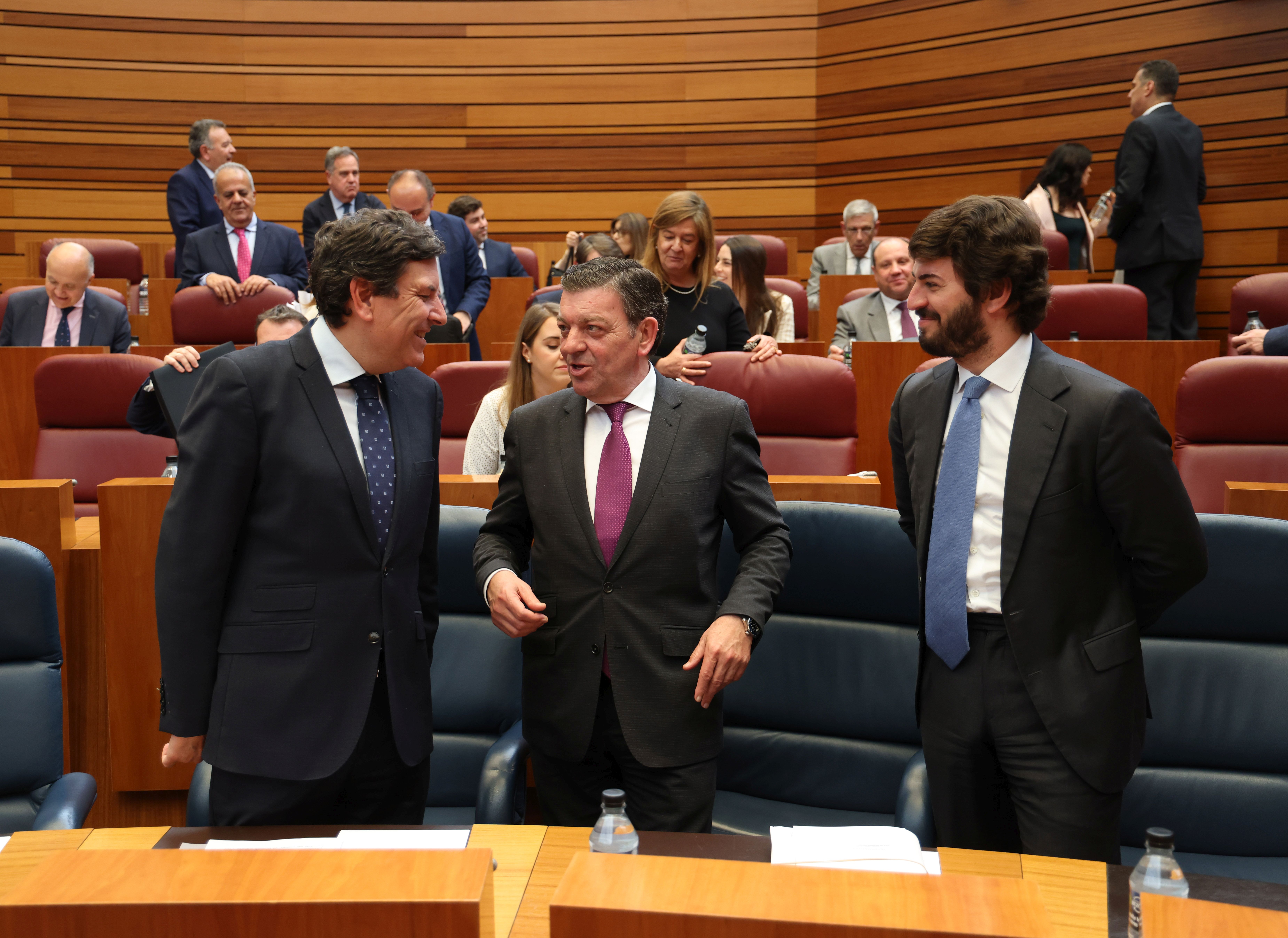 Carlos Fernández Carriedo, con Luis Miguel González Gago y Juan García-Gallardo antes del Pleno.