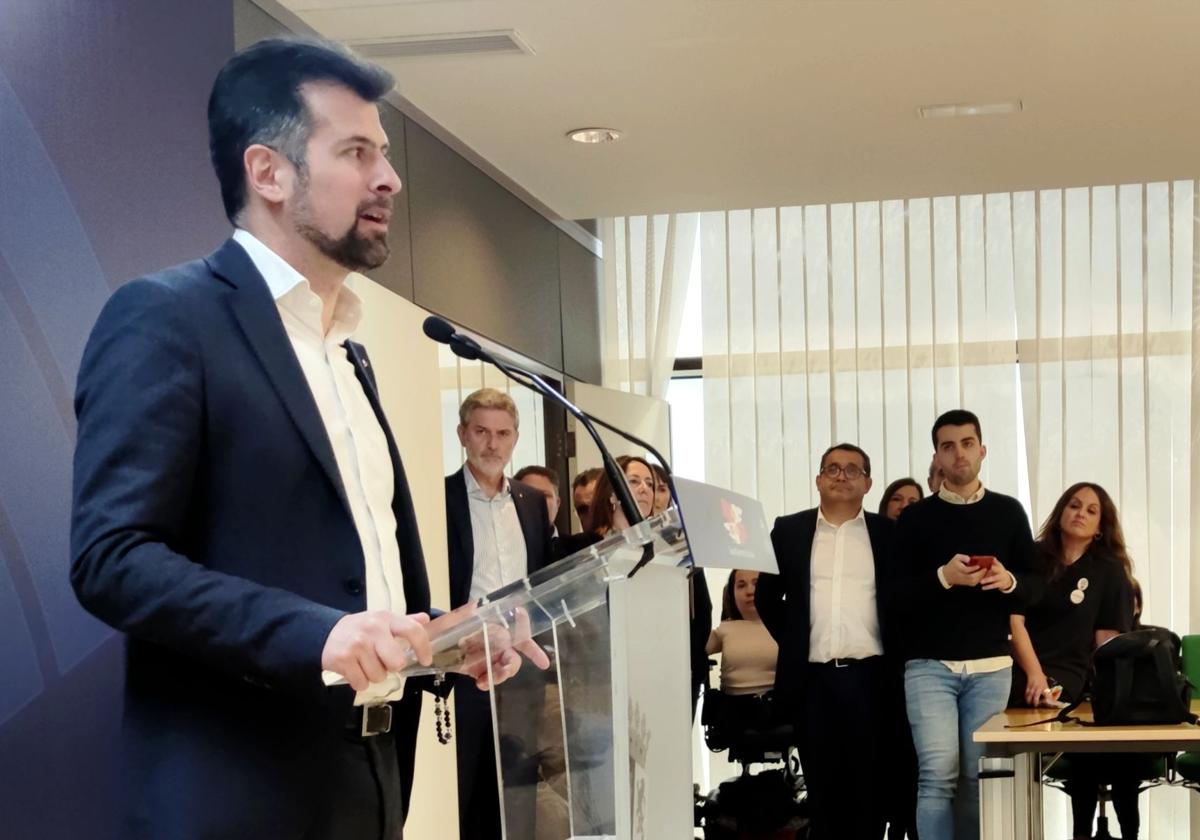 Luis Tudanca interviene arropado por sus procuradores en las Cortes de Castilla y León.