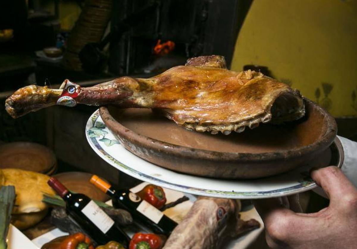 Paletilla de lechazo en el horno de leña de La Parrilla de San Lorenzo, en Valladolid.