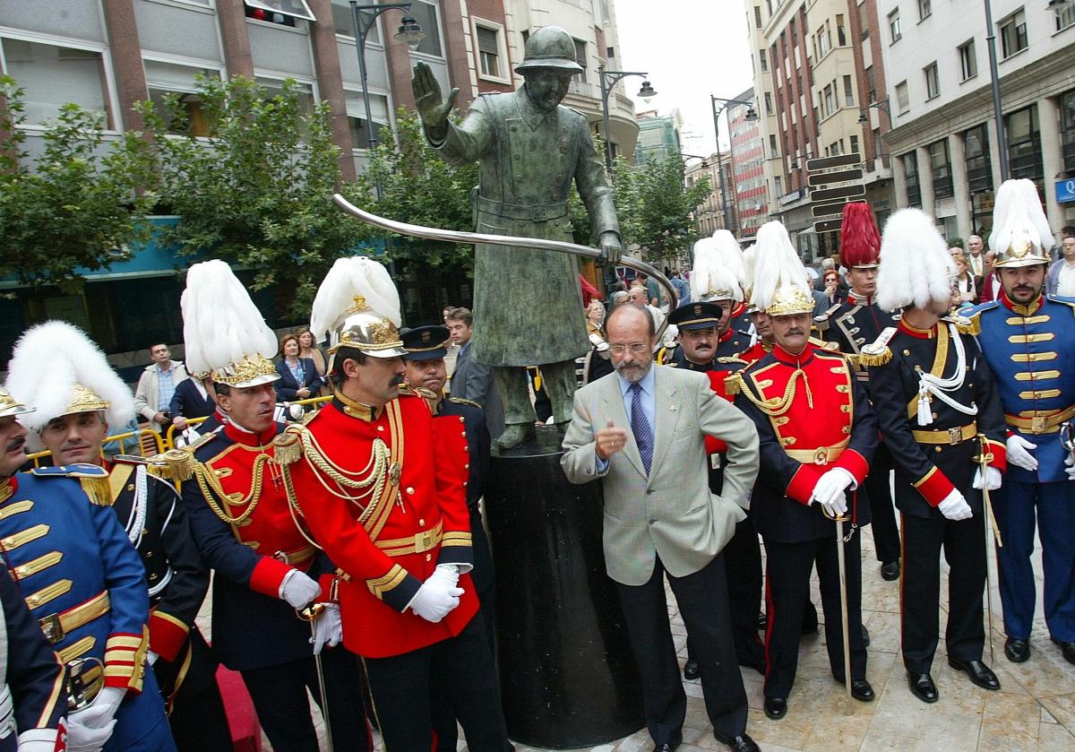 Imagen secundaria 1 - 'Danzando para la luna', 'Guardia urbano' (en su inauguración en 2002) y 'Relieve de Nicomedes Ruiz de la Peña'.