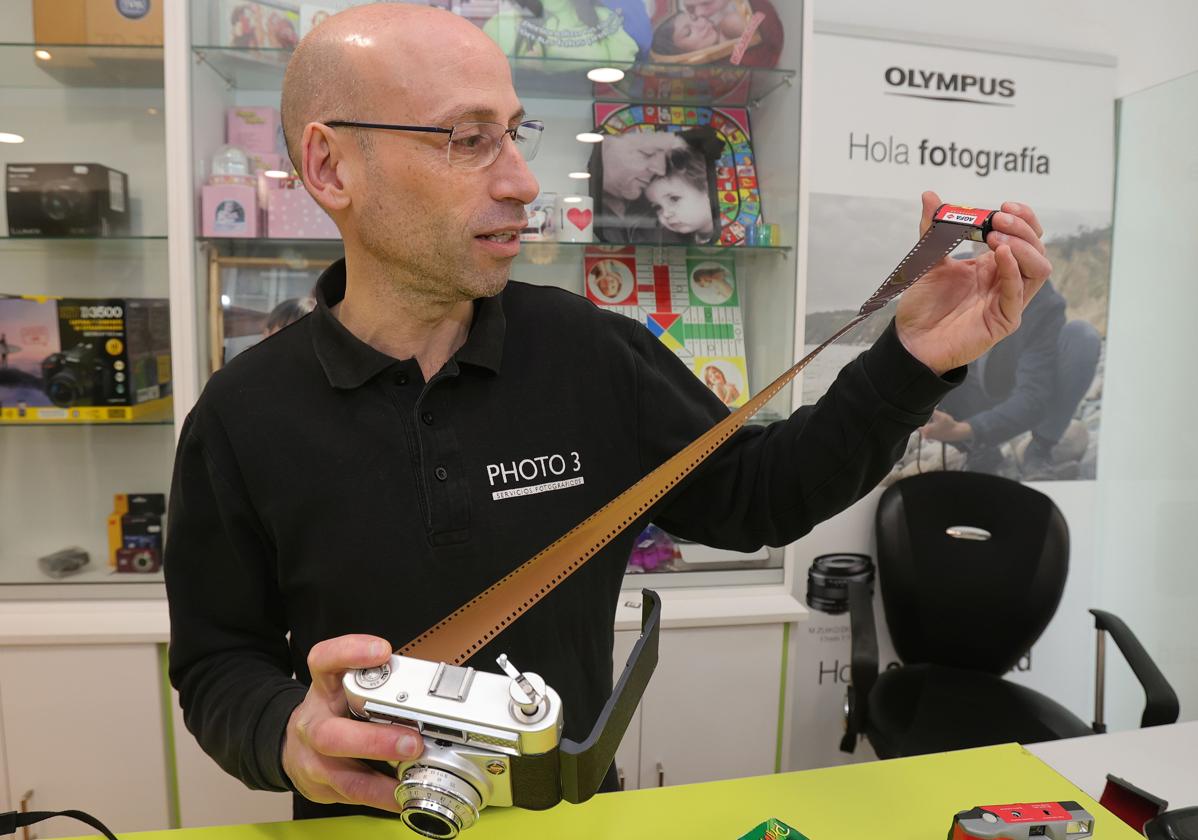 El fotógrafo Iñaki Elena muestra un carrete de fotos.