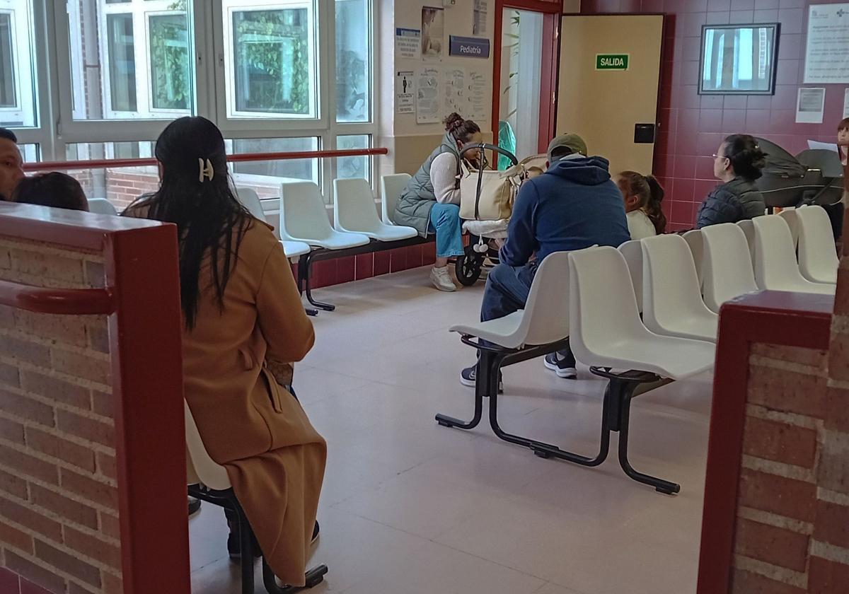 Varias personas esperan para entrar a una consulta en el Hospital General de Segovia.