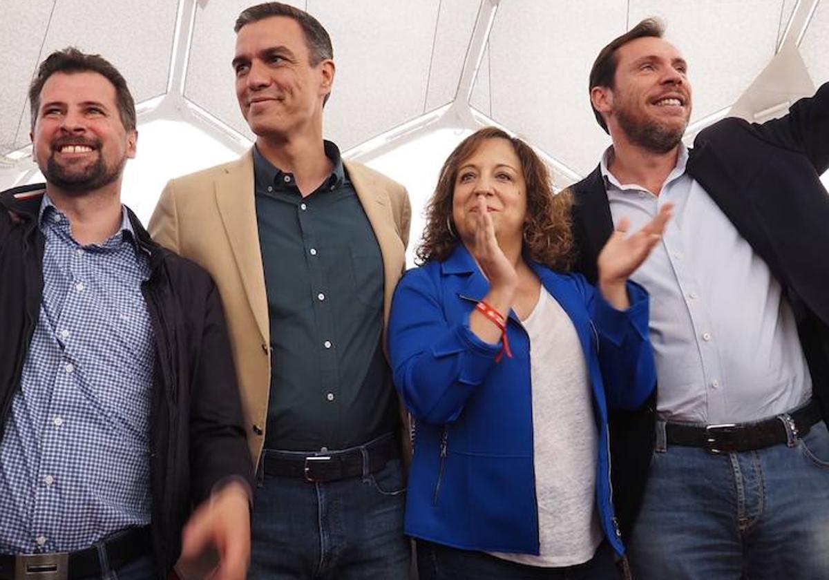 Pedro Sánchez, junto a Luis Tudanca, Iratxe García y Óscar Puente en un mitin en la Cúpula del Milenio de Valladolid.