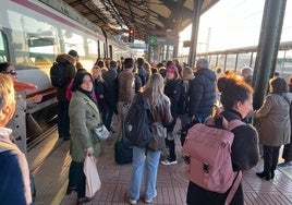 Pasajeros esperando la llegada de un tren con destino Madrid este lunes por la mañana en la estación de Campo Grande.