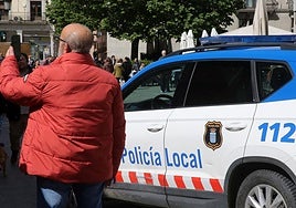 Patrulla de la Policía Local en el centro de Segovia, este fin de semana.