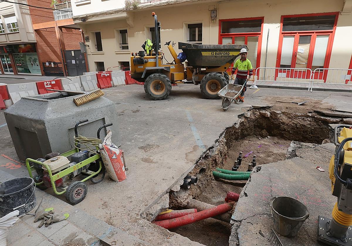 Trabajos de la red de DH Ecoenergías en la calle Los Tintes, junto a República Argentina.