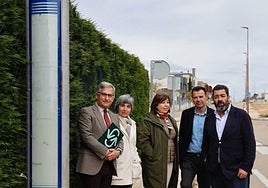 Eduardo Cabanillas y Alberto Gutiérrez, a la izquierda y derecha de la foto, en una parada de Auvasa.