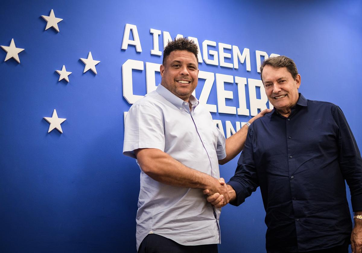 Ronaldo estrecha la mano del empresario Pedro Lourenço, nuevo propietario del Cruzeiro