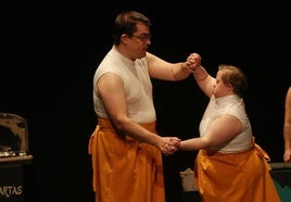 Dos de los bailarines de Includanza, durante el espectáculo en el Teatro Principal.