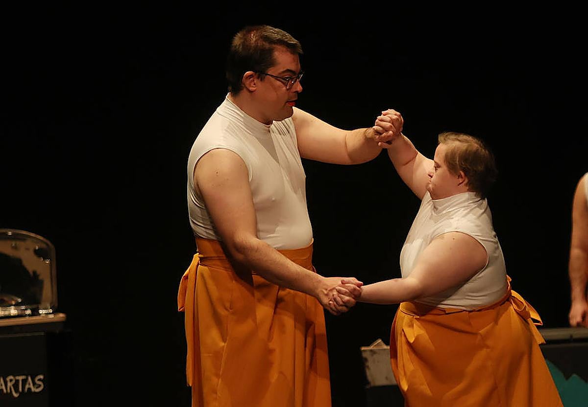 Dos de los bailarines de Includanza, durante el espectáculo en el Teatro Principal.