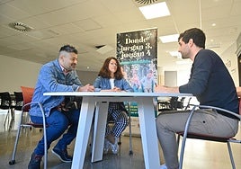 El psicólogo Pablo Caballero, técnico del programa, informa a David y Elena, padres de acogida.