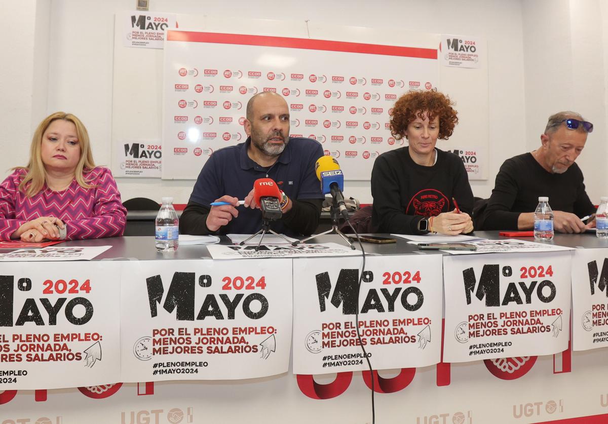 Sara Molledo y Gorka López, de UGT, y Elena Villamediana y Juan Carlos González, de CC OO.