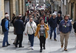 Grupo de turistas por la Calle Real de Segovia, este martes.