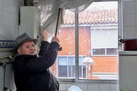 Juan Vázquez Díaz, de 82 años, muestra unos disparos en la ventana de su vivienda.