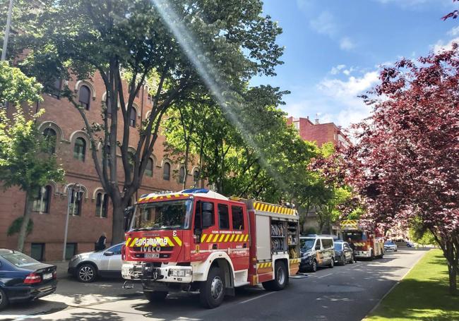 Varias dotaciones de bomberos, Policía Nacional y Policía Local, en la avenida Manuel Rivera.