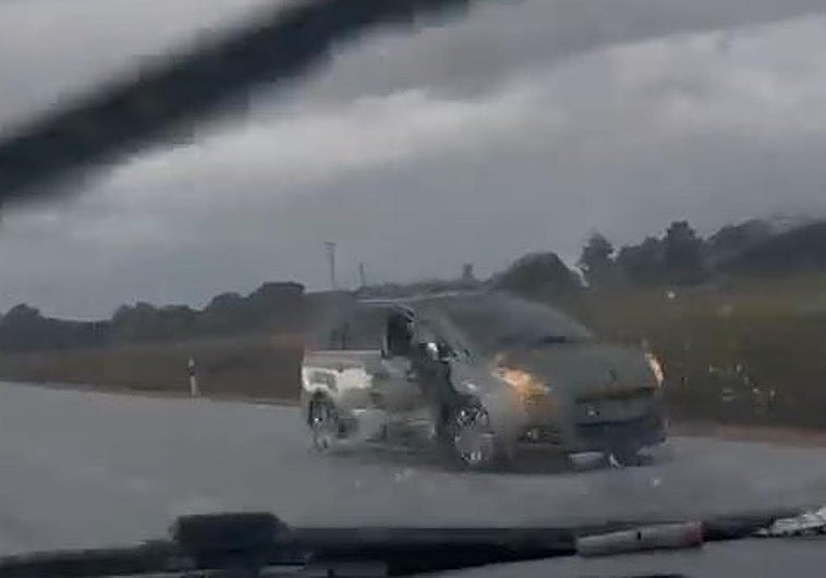 El coche accidentado, a un lado de la carretera.
