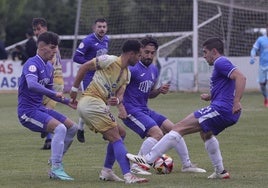 David Sanz intenta superar a la férrea defensa del Becerril.