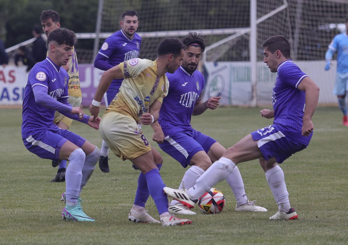 David Sanz intenta superar a la férrea defensa del Becerril.