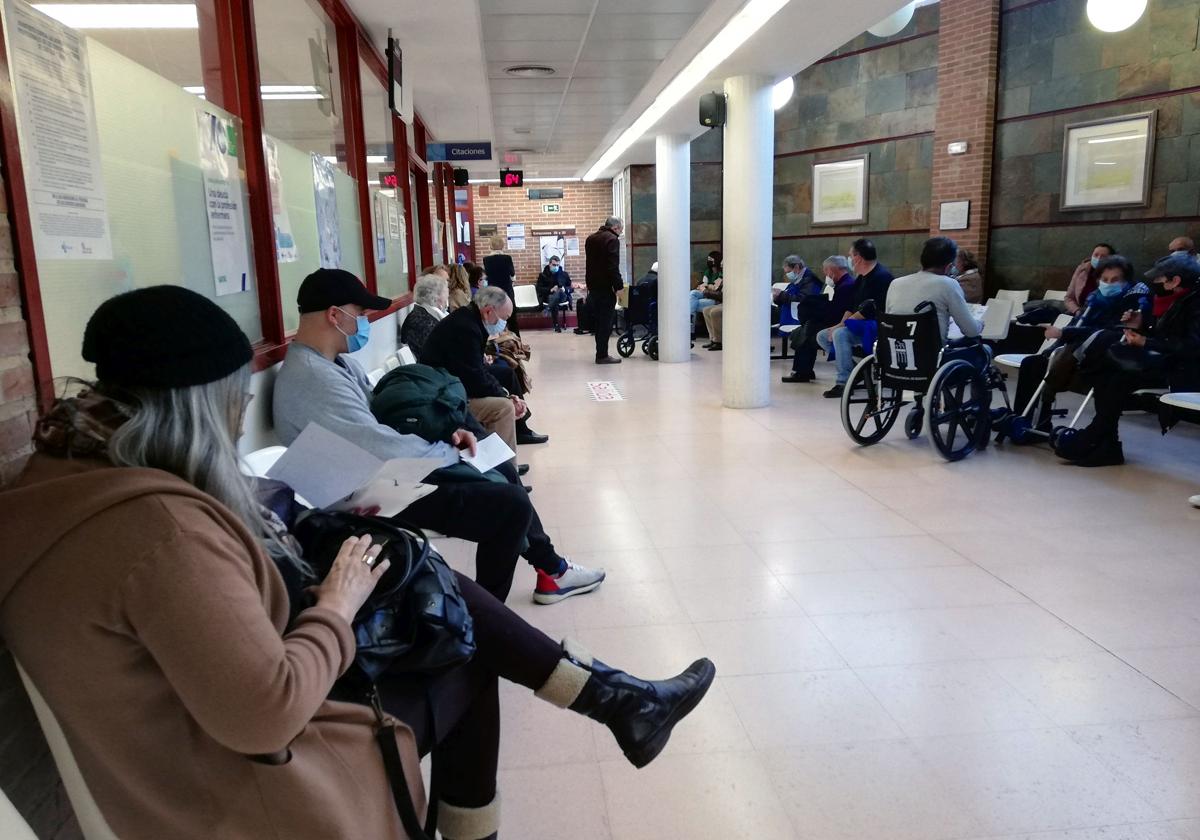 Pacientes en una sala de espera del Hospital General de Segovia.