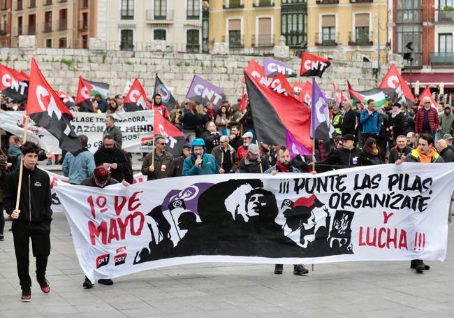 Arranque de la marcha promovida por CGT y CNT desde la vallisoletana plaza de la Libertad.