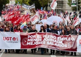 Cabecera de la manifestación convocada por UGT y CC OO a su entrada a la plaza España de Valladolid.