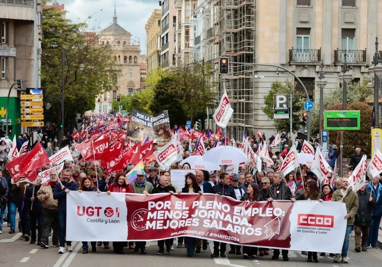 Cabecera de la manifestación convocada por UGT y CC OO a su entrada a la plaza España de Valladolid.