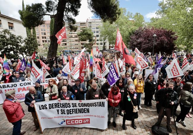 Los participantes en la convocatoria de UGT y CC OO escuchan los discursos en la plaza de la Universidad.