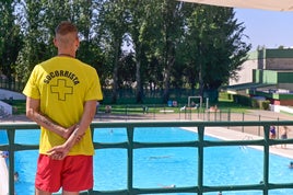 Socorrista de una piscina municipal de Valladolid.