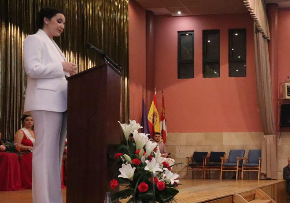 Rebeca San José se dirige a los vecinos de Villabrágima.