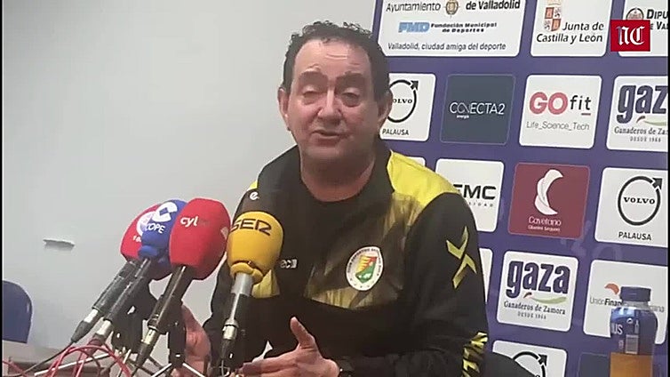 Miguel Ángel Peñas, el todavía técnico del Caja Rural Aula, rompe a llorar en la rueda de prensa