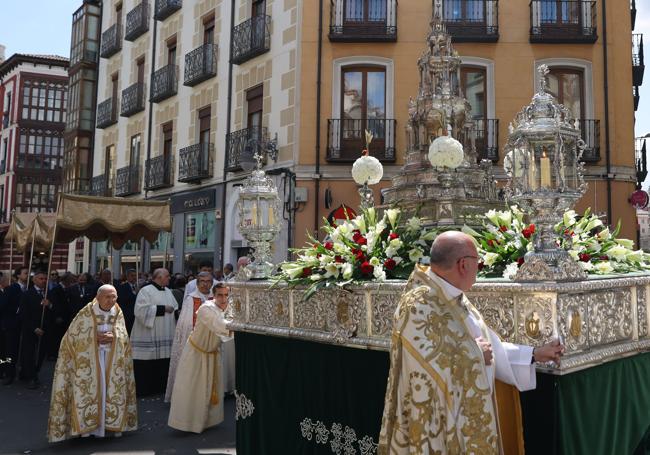 La custodia de la Catedral de Valladolid, sacada a la calle durante la procesión del Corpus Christi de 2023.