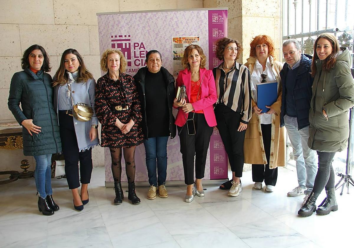 Presentación del desfile inclusivo, este jueves en el atrio del Ayuntamiento.