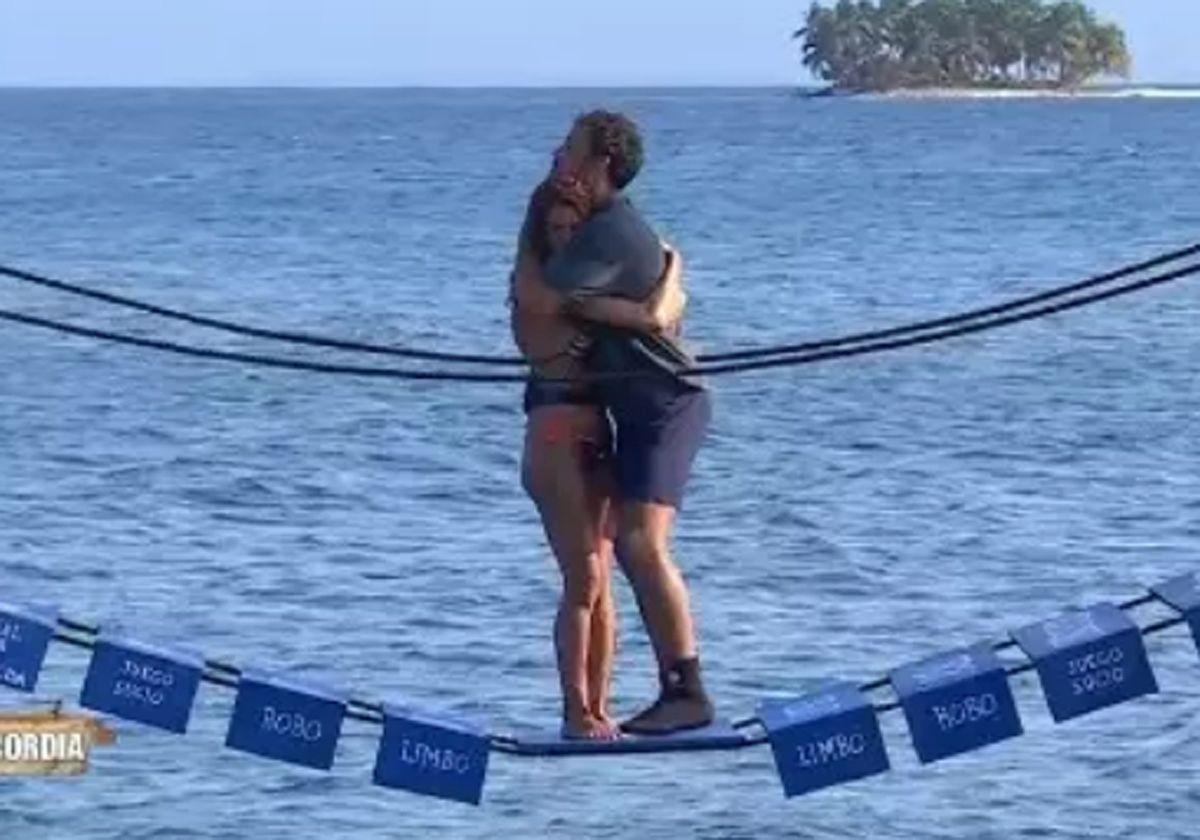 Kiko Jiménez y Laura Matamoros, abrazados en el Puente de las Emociones.