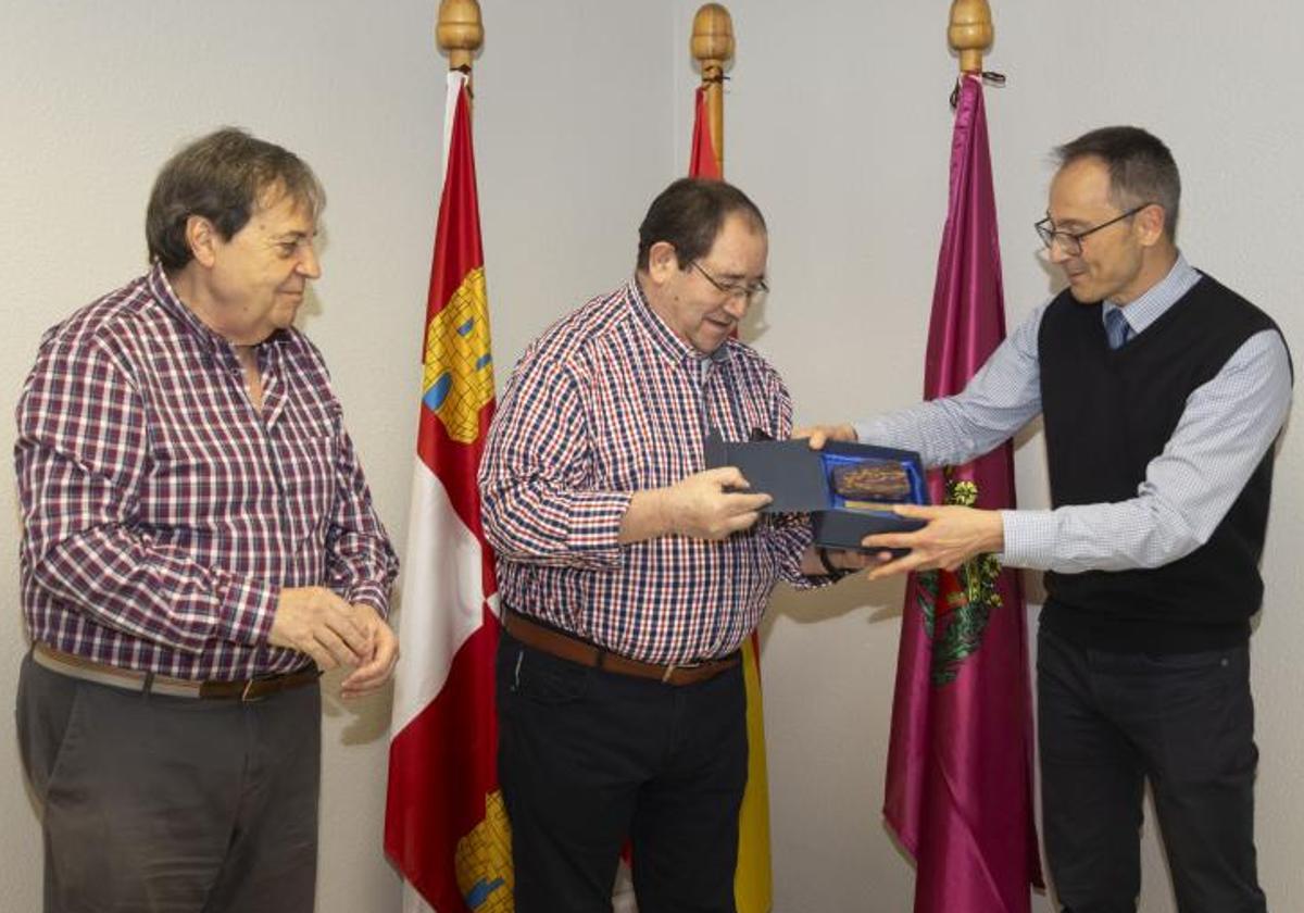 Delicias homenajea a José Carlos Llanos, su farmacéutico más querido, tras 51 años de servicio