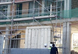 Operarios trabajan en la construcción de una vivienda en la ciudad de Segovia.