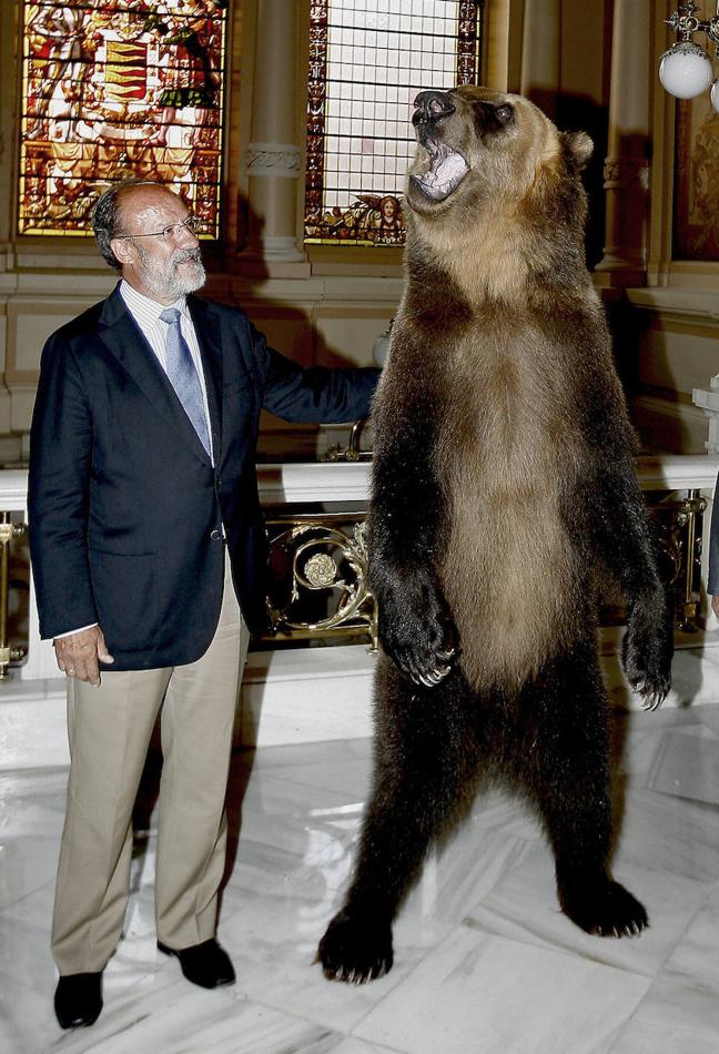 El alcalde de Valladolid Javier León de la Riva posa con el oso del Gran Circo Mundial.