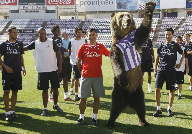 José Luis Mendilibar, junto al oso del Circo Mundial, que saluda al público durante el entrenamiento.