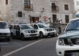 Vehículos de la Guardia Civil frente al juzgado de Cuéllar.