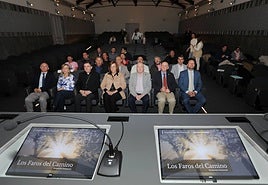 Ángeles Armisén, con varios diputados y alcaldes de las localidades beneficiadas, y el obispo, en la presentación del proyecto.