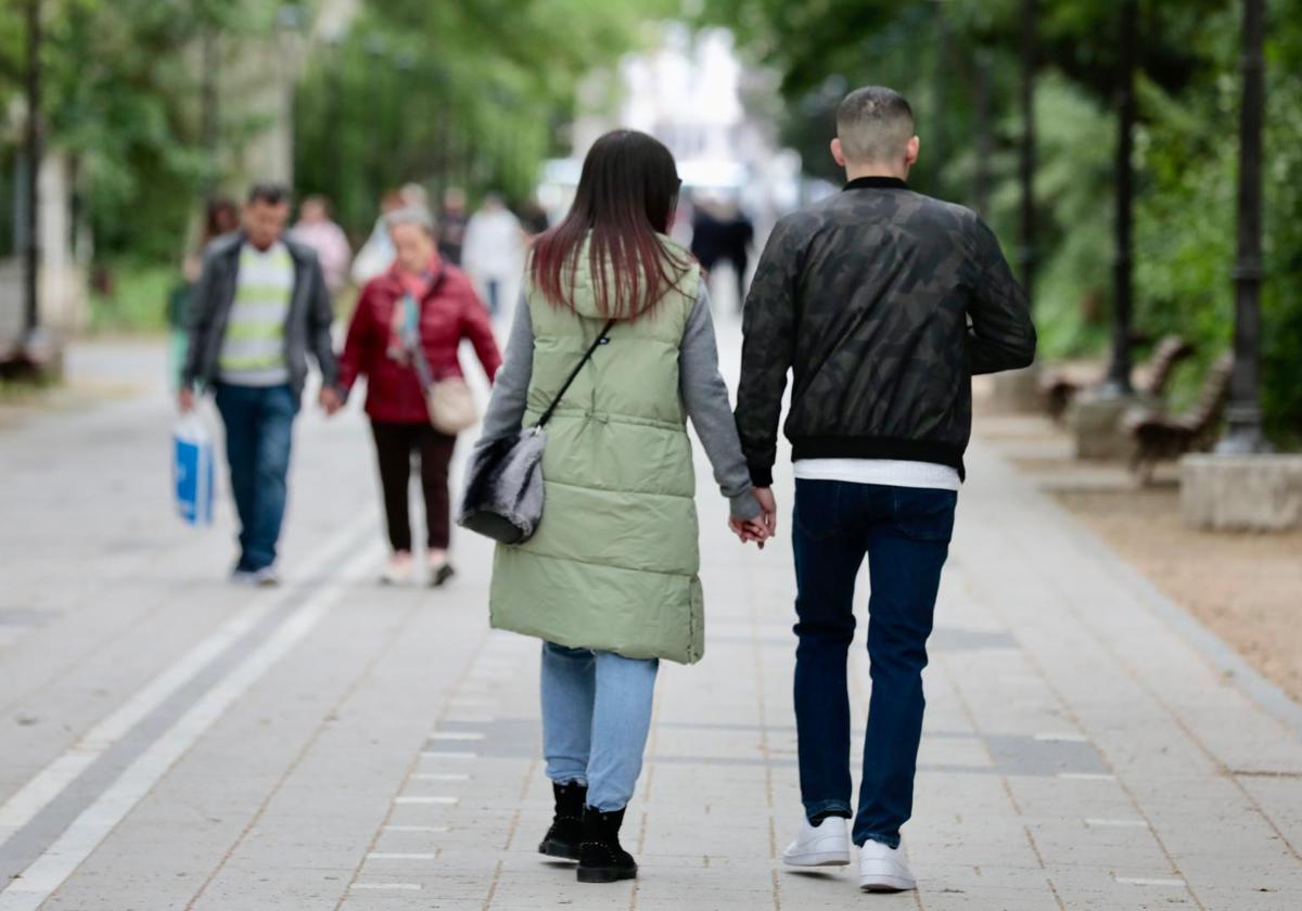 Una pareja pasea por el Campo Grande.