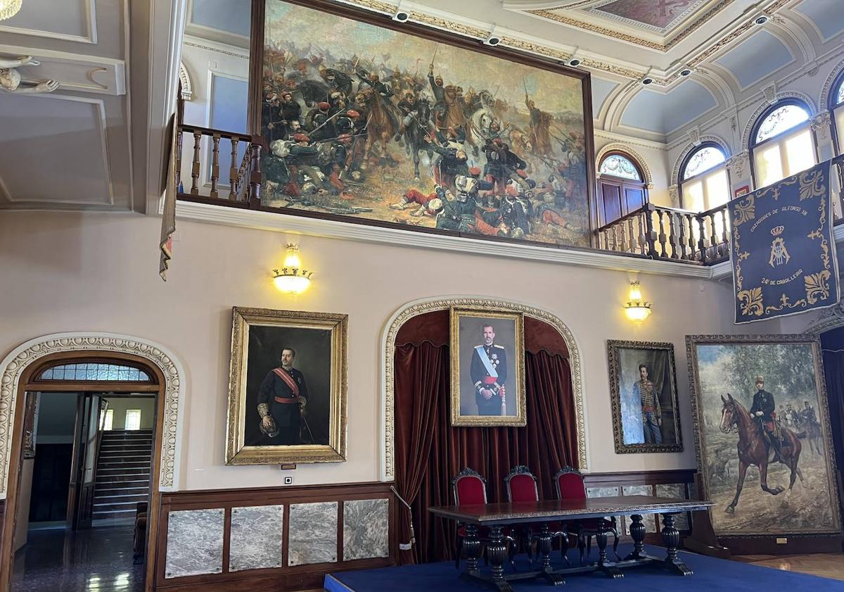 Imagen principal - Cuadro de la 'Batalla de Treviño', en el salón de actos, escaleras de mármol y retrato de Alfonso XIII, realizado por Román Navarro y García de Vinuesa, un oficial que estudió en la Academia.