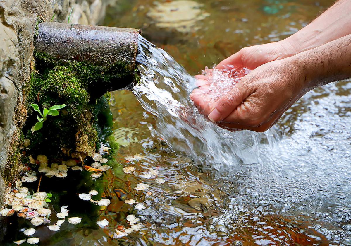 Agua, de la fuente a las manos.