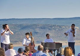 Integrantes de Anacronía durante un concierto.