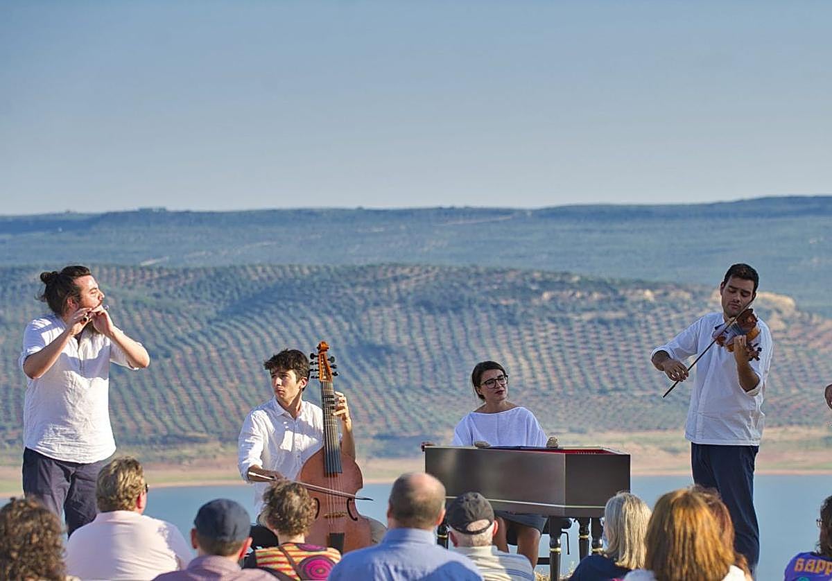 Integrantes de Anacronía durante un concierto.