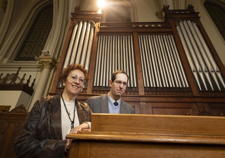 Pilar Cabrera y Juan Saiz junto al órgano restaurado en el Colegio de la Enseñanza.