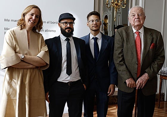 El poeta argentino Diego Roel (2i), junto al ganador de la Creación Joven, el cubano Ernesto Delgado (2d) y los organizadores del Premio Loewe de Poesía, Sheile Loewe y Enrique Loewe.