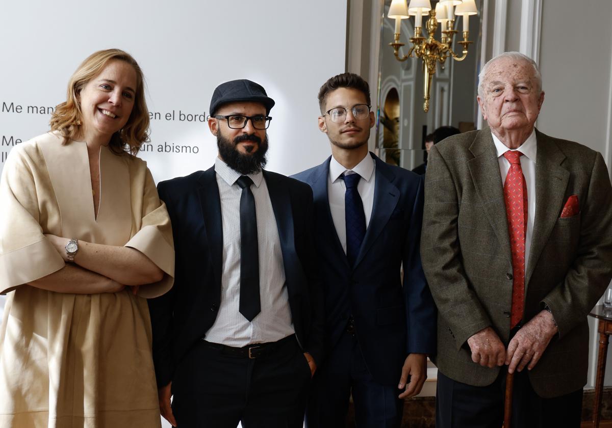 El poeta argentino Diego Roel (2i), junto al ganador de la Creación Joven, el cubano Ernesto Delgado (2d) y los organizadores del Premio Loewe de Poesía, Sheile Loewe y Enrique Loewe.