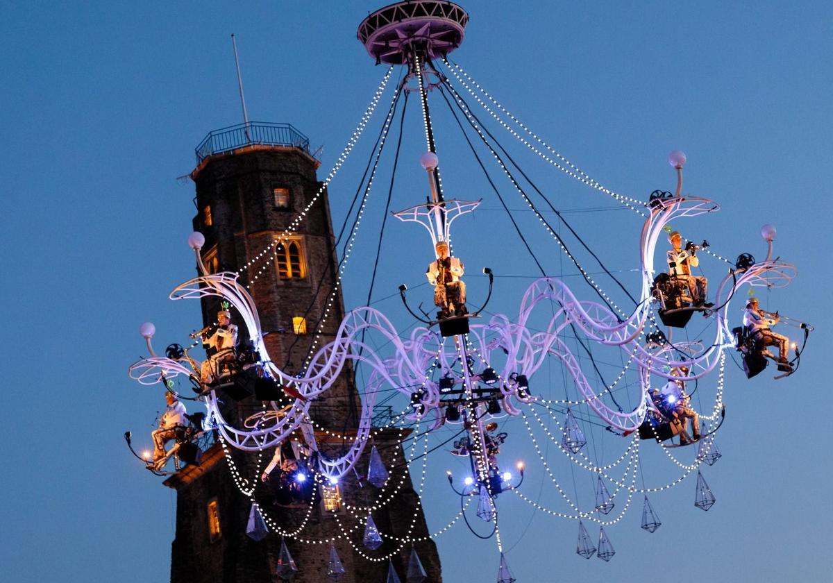 La compañía francesa Transe Express realizará su espectáculo 'Cristal Palace' con una grúa de 30 metros en la Plaza Mayor los días 24 y 25.