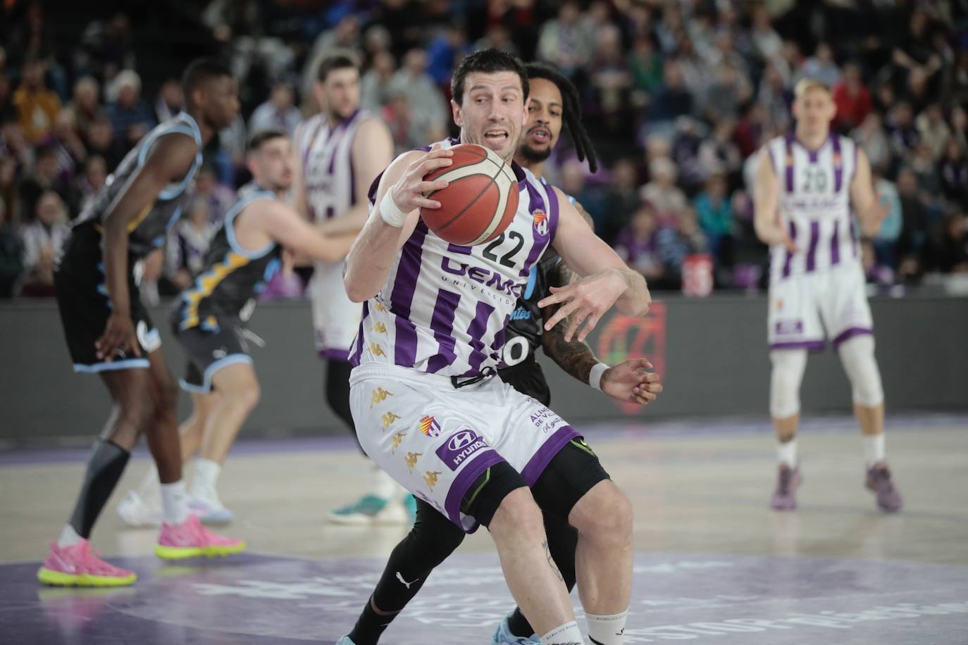 El partido del Real Valladolid Baloncesto contra el Oviedo en imágenes